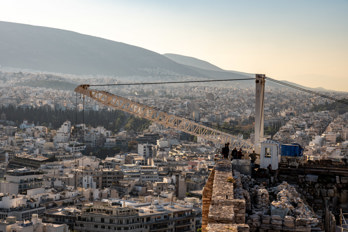 In the east, right next to the viewpoint with the Greek flag on the Acropolis, there is a large construction crane with which heavy loads can be lifted onto the Acropolis