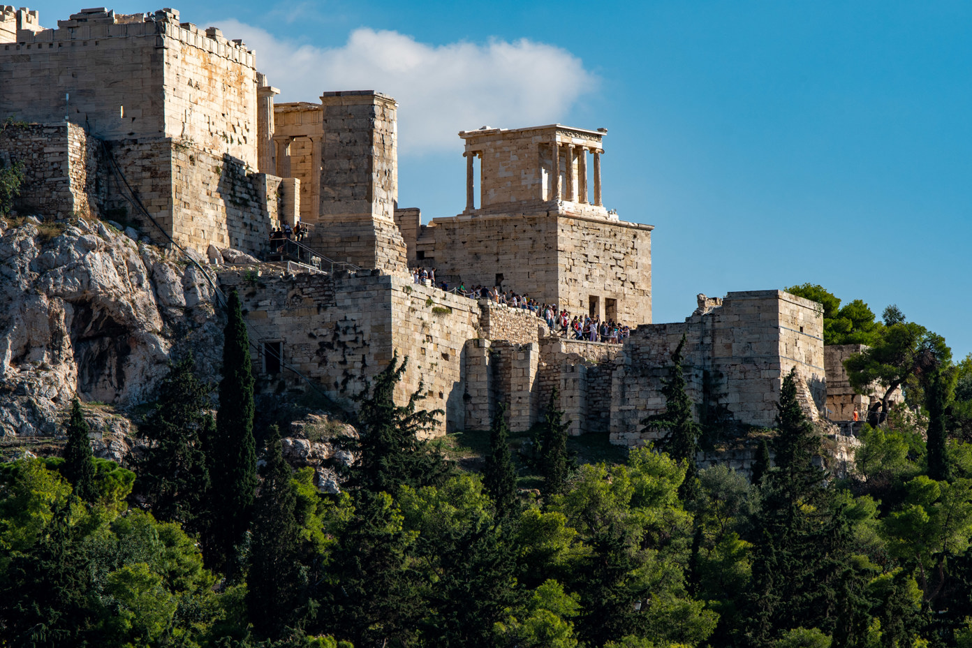 West side of the Acropolis from the Temple of Hephaestus. The Propylaea at the top left. In front of it the Monument of Agrippa. In the center back the Temple of Athena Nike. At the bottom right the Beulé Gate.