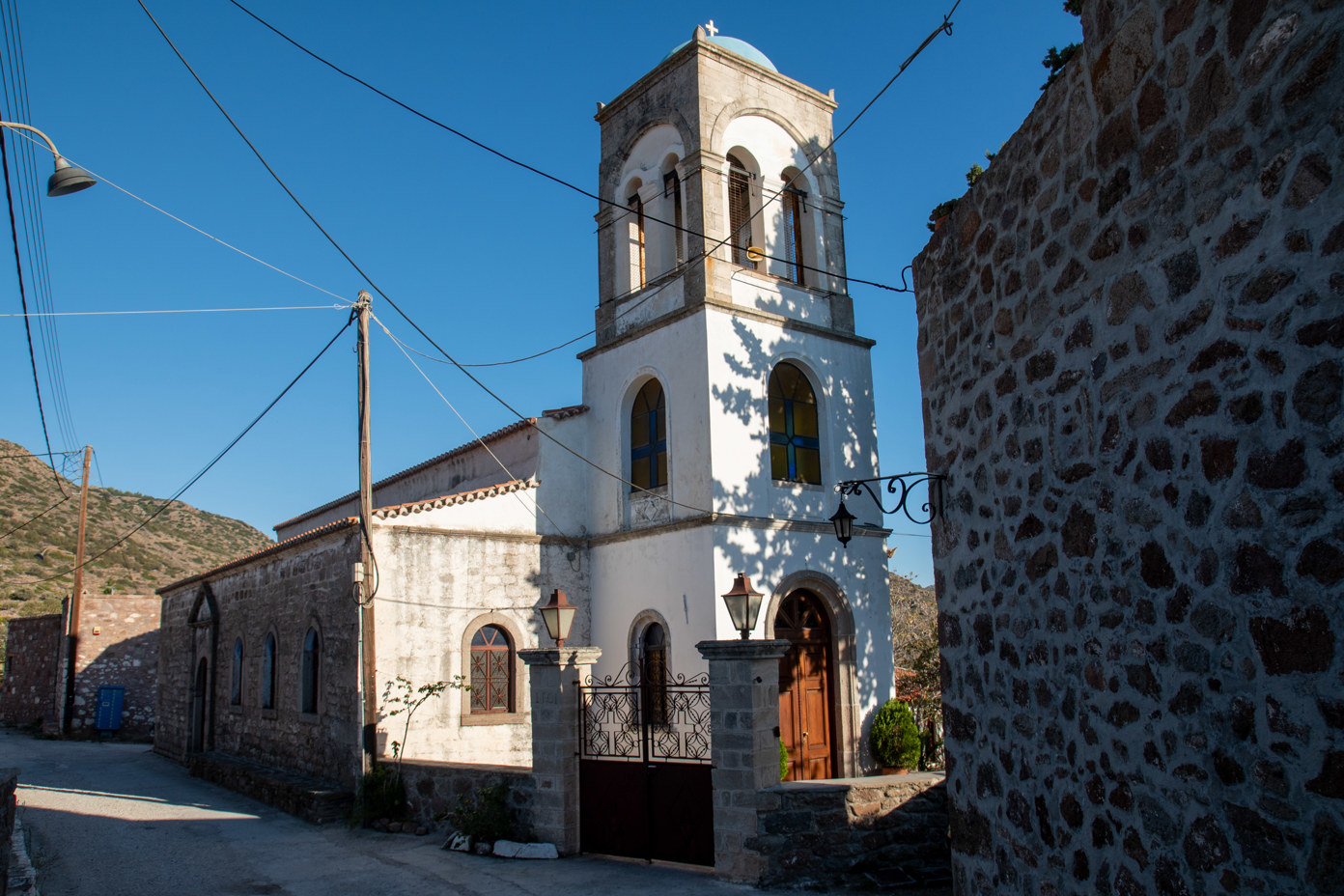 The church of Ágios Dionýsios (Άγιος Διονύσιος / Saint Dionysios) in Pachia Rachi is located on the narrow village street.