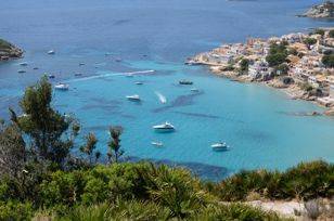 Between Beach "Platja de Sant Elm" and the little island Es Pantaleu,
