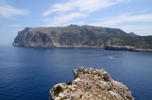 View from Sa Dragonera over the Canal des Freu to Mallorca
