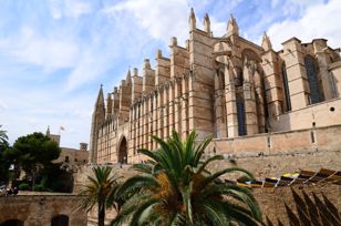 Walk through the city of Palma de Mallorca.