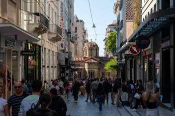 Ermou Street with the Kapnikarea church on Platia Kapnikareas square. 