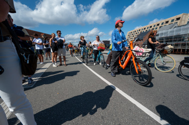 Cyclists waiting at the Trangravsbroen