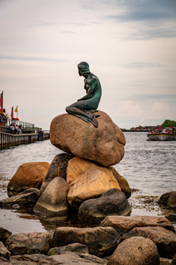 The Little Mermaid (Den lille Havfrue) is a bronze statue by Edvard Eriksen erected in 1913 on the Langelinie waterfront promenade in Koppenhagen. It depicts a mermaid who becomes a human being. 