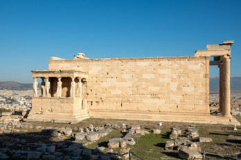 The Erechtheion from the direction of the Pantheon. On the left the Caryatids, columns in the shape of girls. On the right, the columns from the side