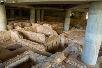 The museum was built on existing excavation sites. These were integrated into the exhibition.