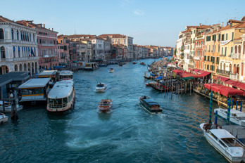 From the Rialto Bridge you have a good overview of the boat traffic on the Grand Canal