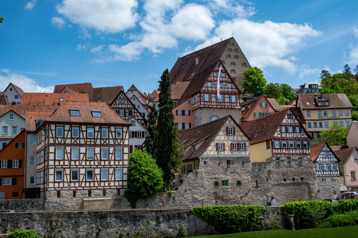 On the Grasbödele island in the river Kocher you have an excellent view of the half-timbered architecture in Schwäbisch Hall 