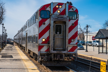 The Milwaukee District / West Line (MD-W) is a rail line operated by Metra between Chicago and 
Elgin (Illinois)