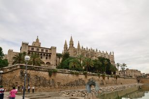 From Parc del Mar. Escultura "Hacia el Sur" in the foreground.
