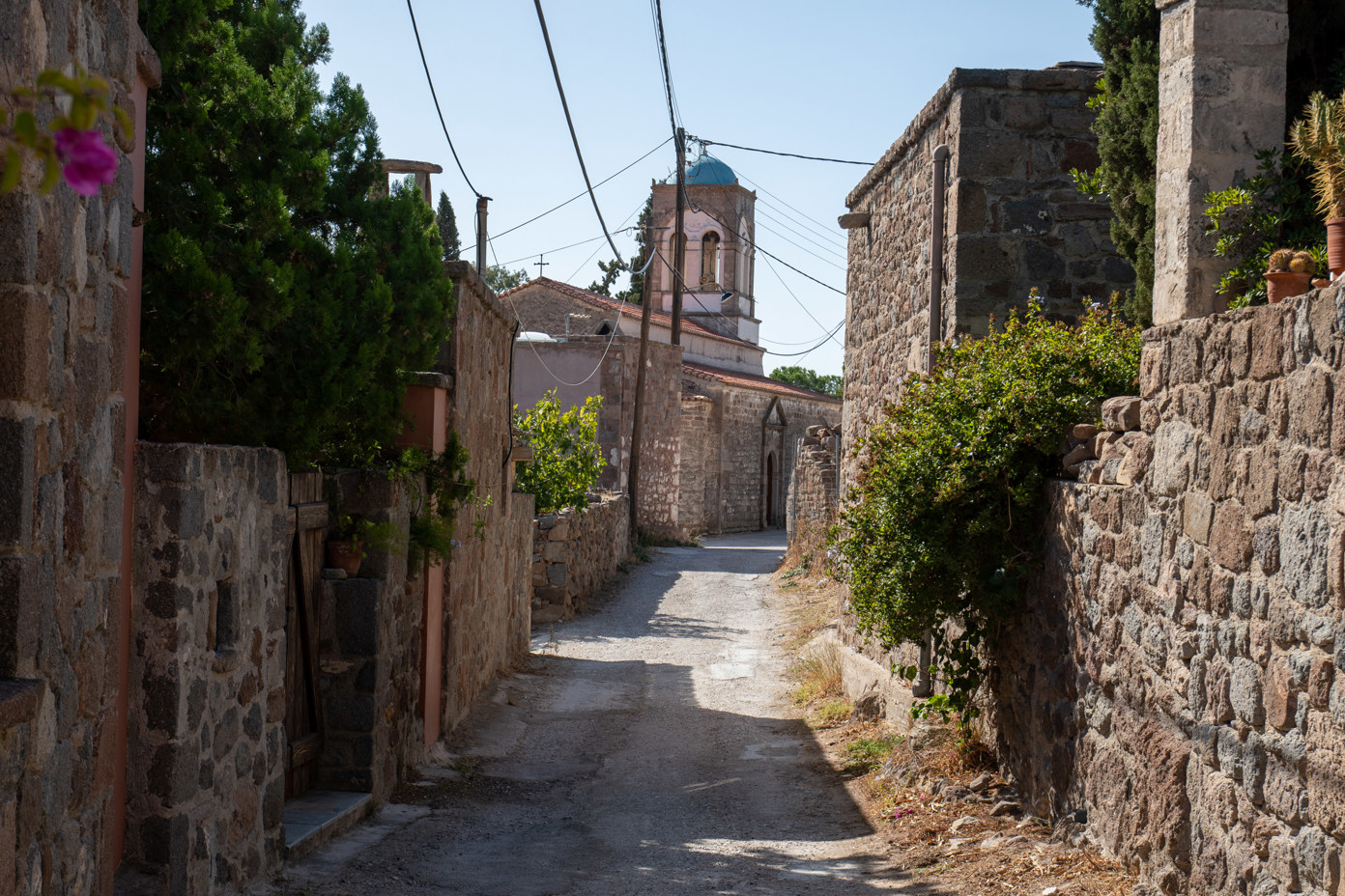 The narrow village street of Pachia Rachi with the church of Ágios Dionýsios (Άγιος Διονύσιος / Saint Dionysios)