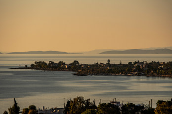 The bay of Marathonas at sunset, in the west of the island of Aegina, from the hiking trail that leads directly into the valley of Eleonas. The beach of Paralia Agios Vasilios looks like a headland from here, but that's just the perspective.