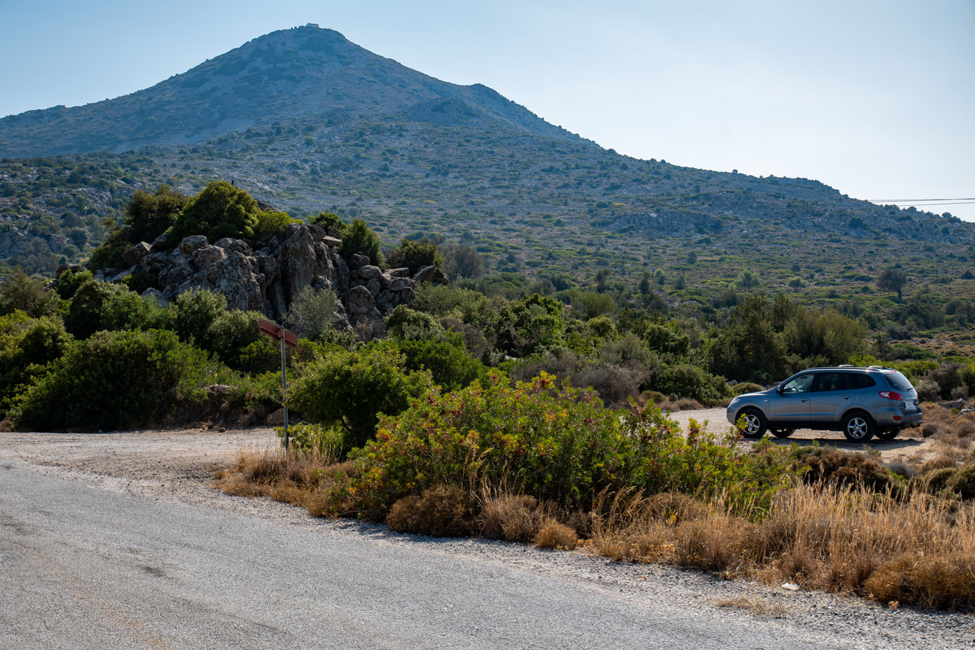 Start of the hiking trail to Hellanion Oros on the road from Pachia Rachi eastwards via Aegina.