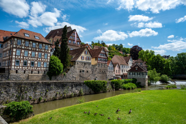 On the Grasbödele island in the river Kocher you have an excellent view of the half-timbered architecture in Schwäbisch Hall 