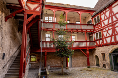 A half-timbered building with a courtyard, the Schwarzer Hof was an aristocratic palace.