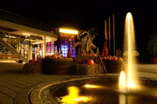 Long exposure of the illuminated fountain in front of the cable cars in Serfaus 