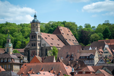 View from the Kunsthalle Würth in the direction of the market place of Schwäbisch Hall with the church of St. Michael