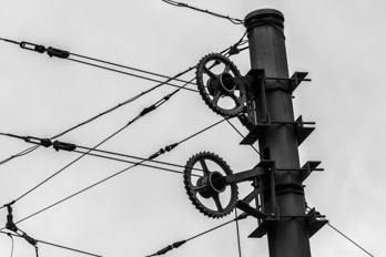 Wheel blocks for tensioning tramway overhead line