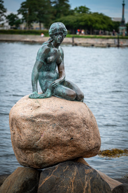 The Little Mermaid (Den lille Havfrue) is a bronze statue by Edvard Eriksen erected in 1913 on the Langelinie waterfront promenade in Koppenhagen. It depicts a mermaid who becomes a human being. 