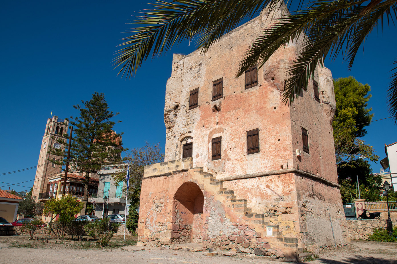 The Pink Tower was originally part of a defensive fortification against the Turks, built at the end of the 17th or beginning of the 18th century. The tower was rebuilt at the beginning of the 19th century by Spyridon Markellos. 